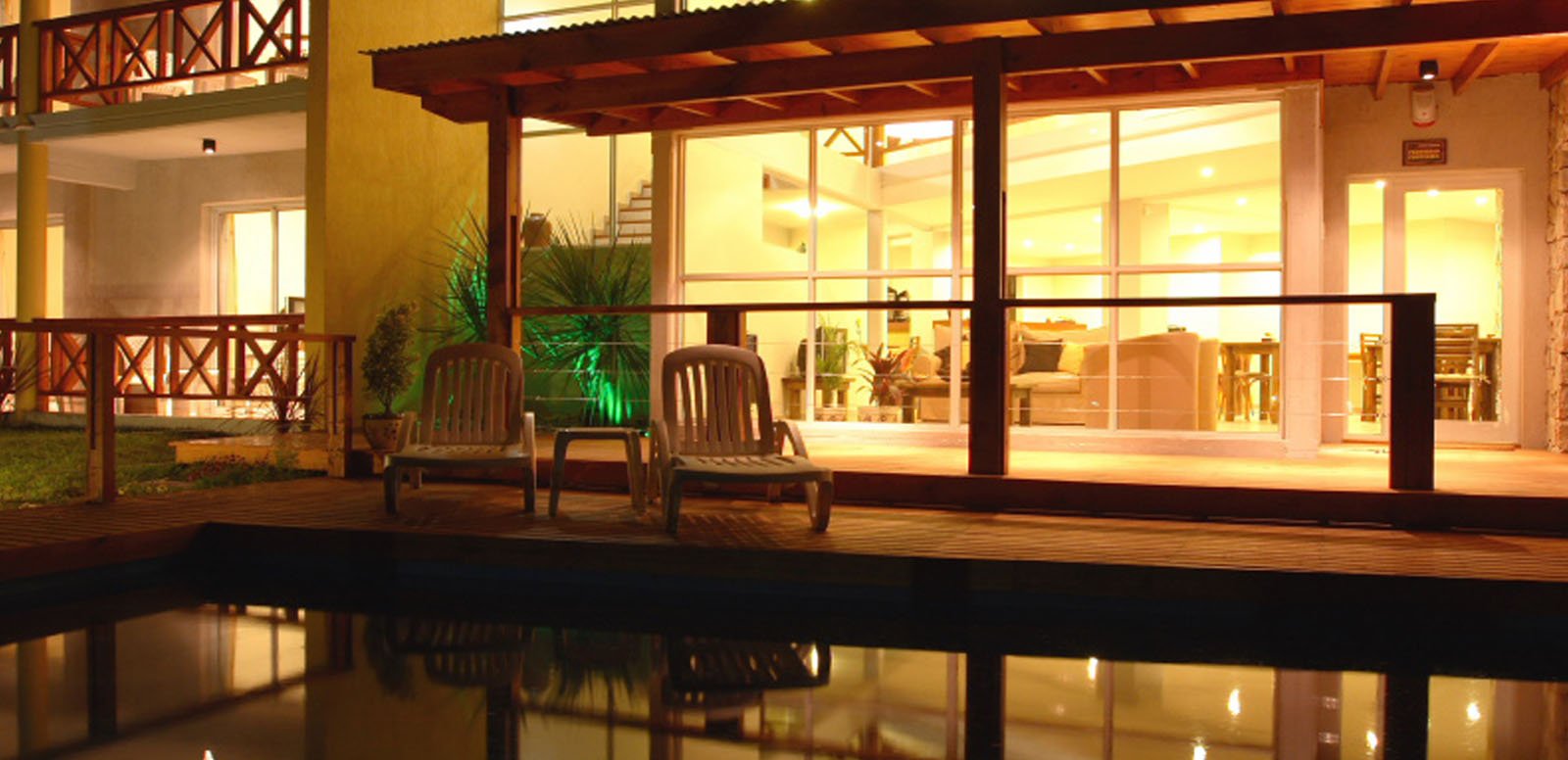 Deck y piscina de Hostería Nirvana iluminados de noche