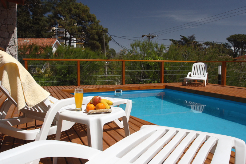 Piscina con reposeras y solárium